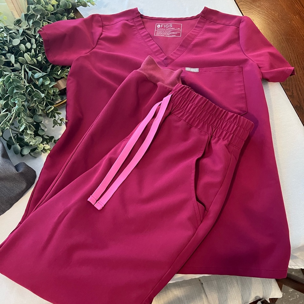 Figs Jogger Pant/One Pocket Top Raspberry Scrub Set